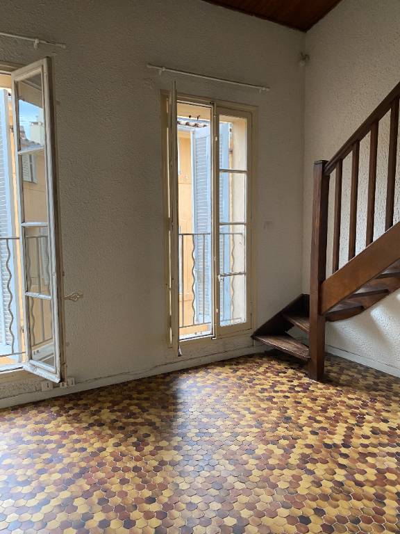 Appartement T1 à louer à aix en provence avec mezzanine et grandes fenêtres 