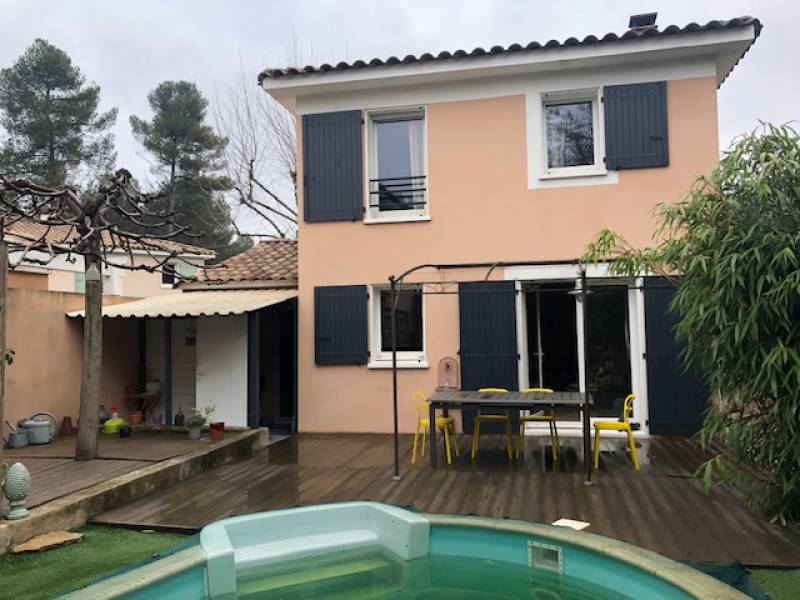 Maison à vendre proche d'Aix en Provence avec piscine au calme dans un bel environnement